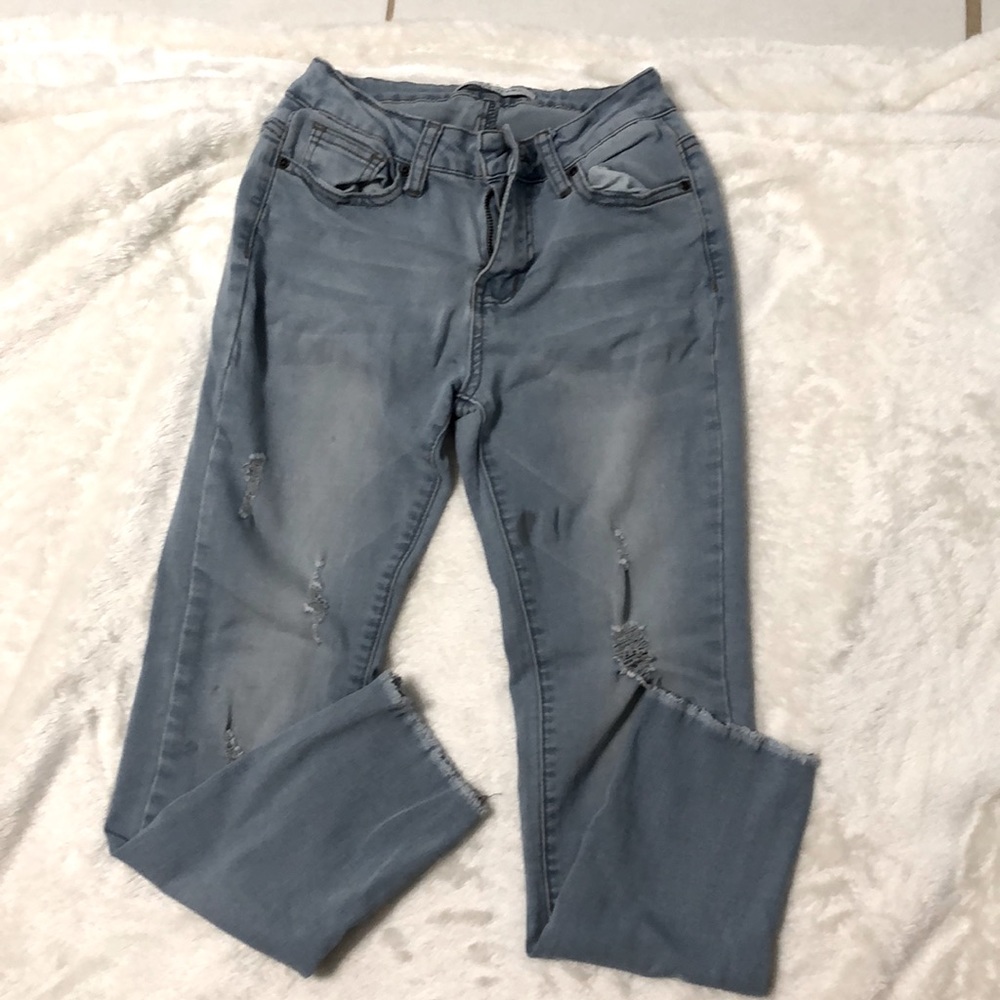 Ripped zipped with buttons skinny jeans